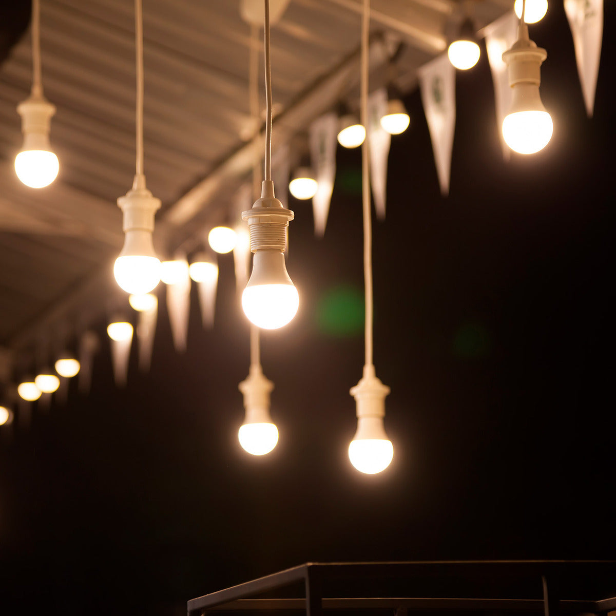 Lampada Led Pera 9w 3000k Branco Quente E27 IP20 Bivolt Branco Avant